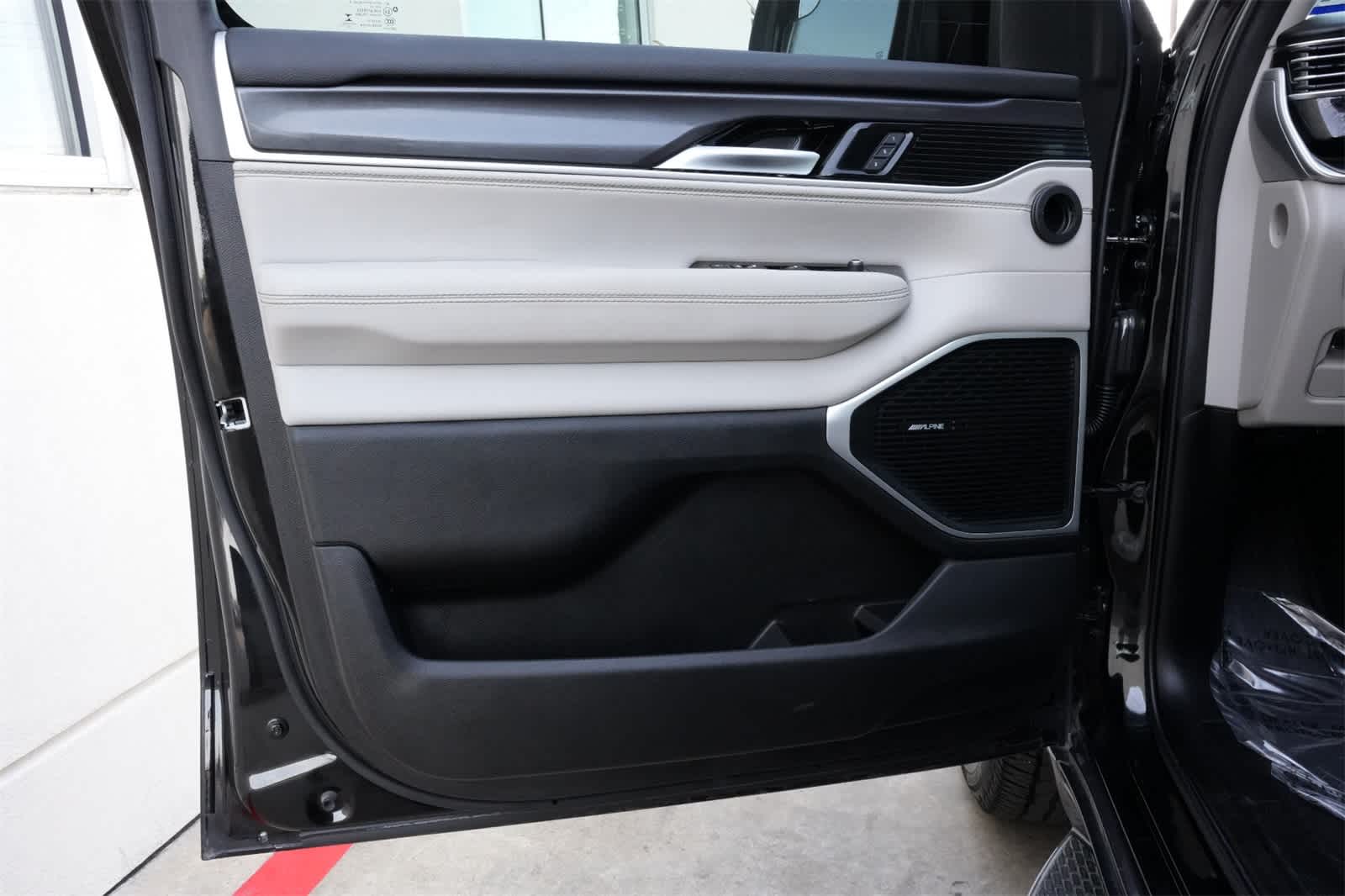 Thumbnail: 2022 Jeep Wagoneer - 18