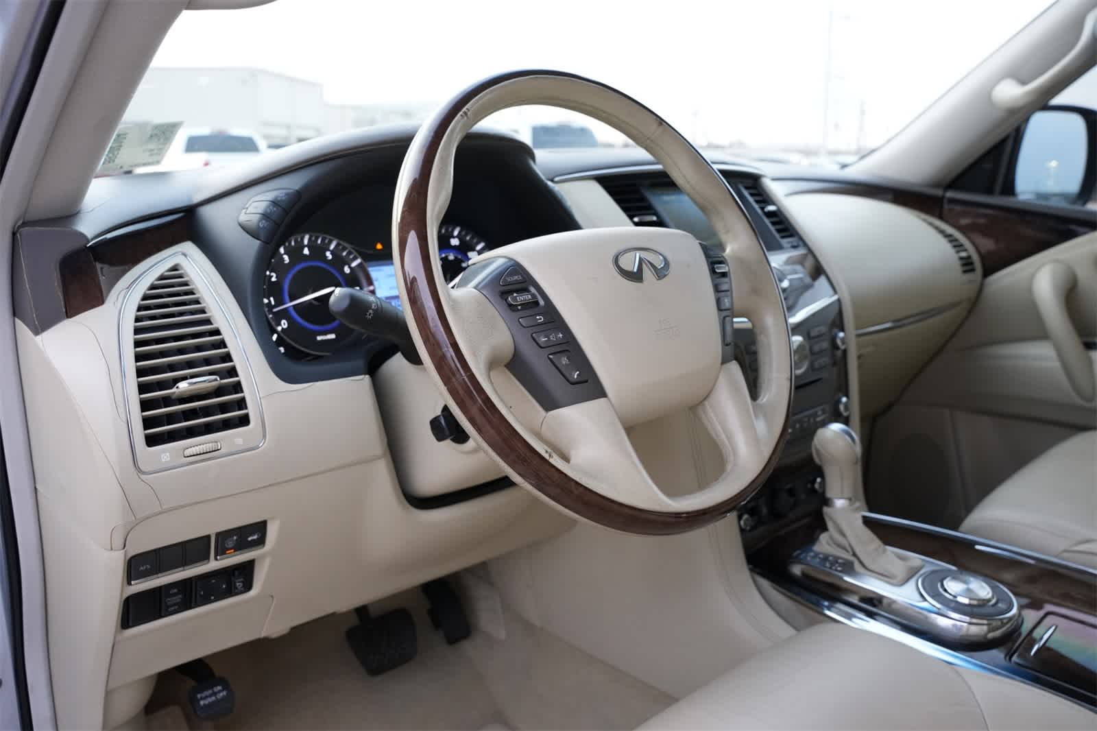 Thumbnail: 2011 INFINITI QX56 - 16