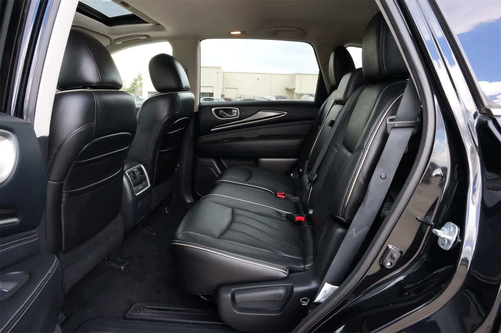 Thumbnail: 2016 INFINITI QX60 - 18