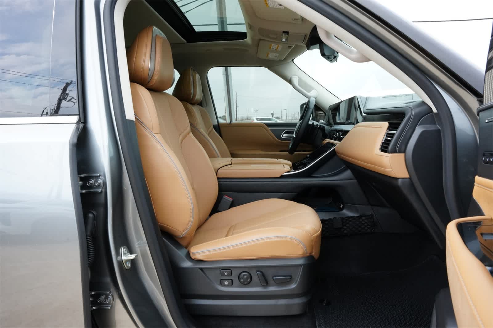Thumbnail: 2025 INFINITI QX80 - 25