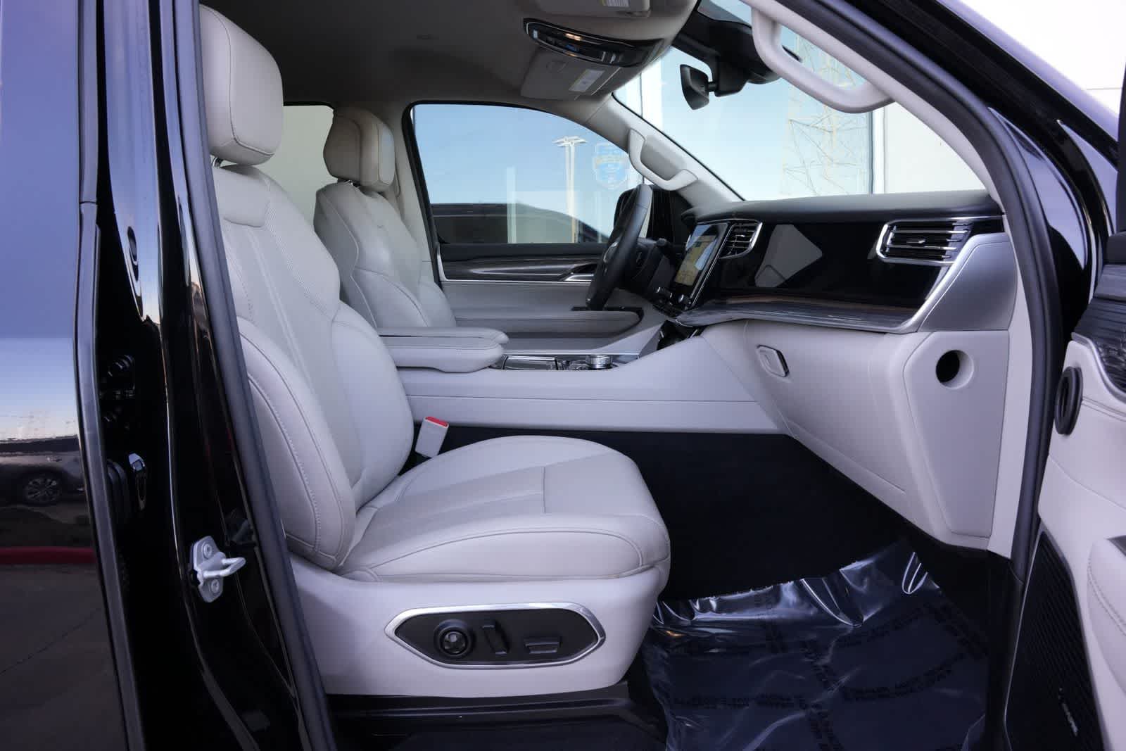 Thumbnail: 2022 Jeep Wagoneer - 23