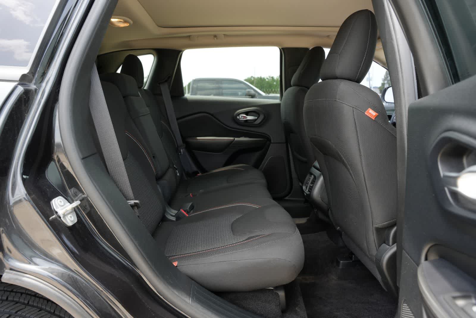 Thumbnail: 2016 Jeep Cherokee - 21