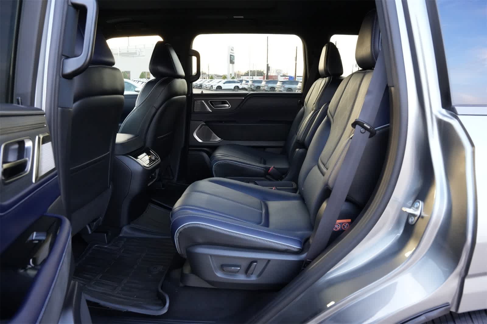 Thumbnail: 2026 INFINITI QX80 - 19