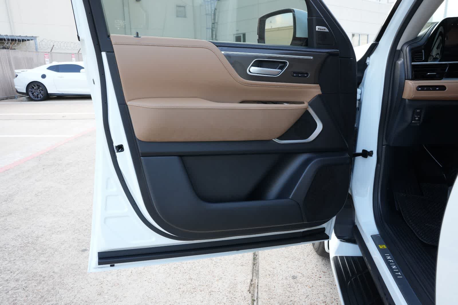 Thumbnail: 2026 INFINITI QX80 - 18