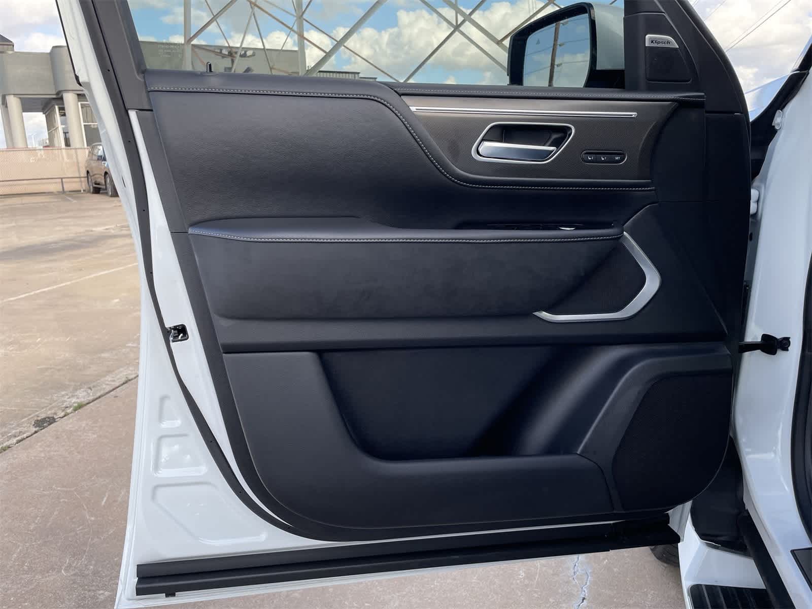 Thumbnail: 2025 INFINITI QX80 - 18