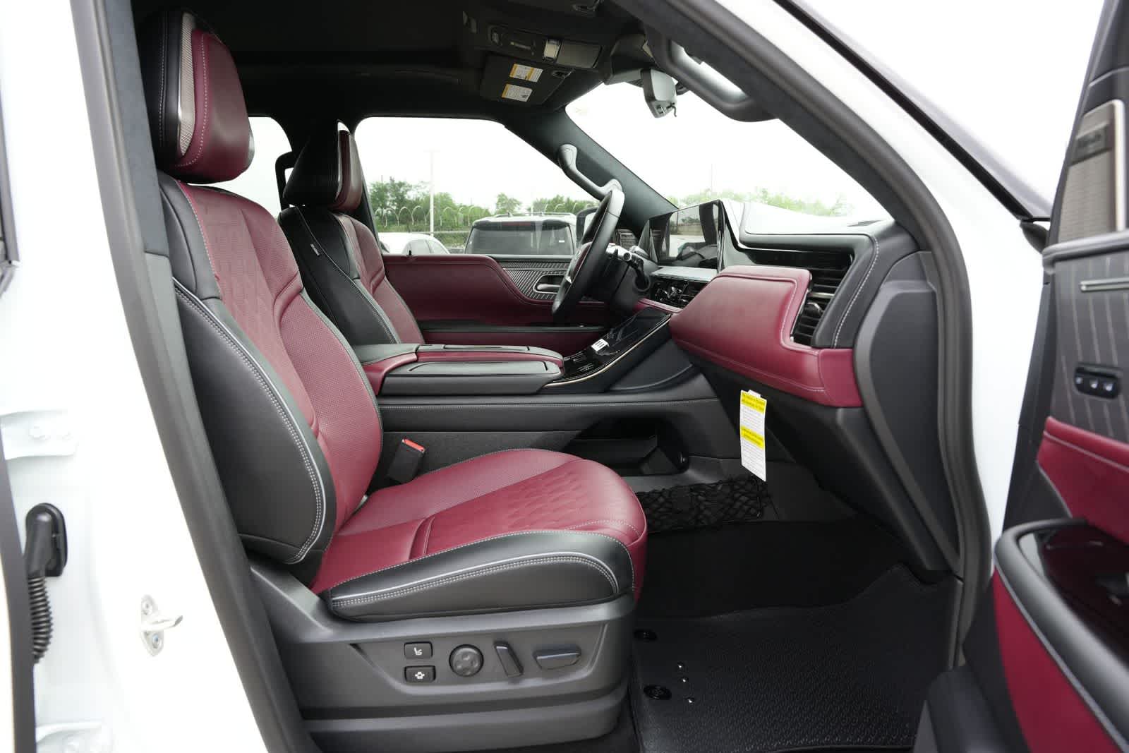 Thumbnail: 2026 INFINITI QX80 - 23