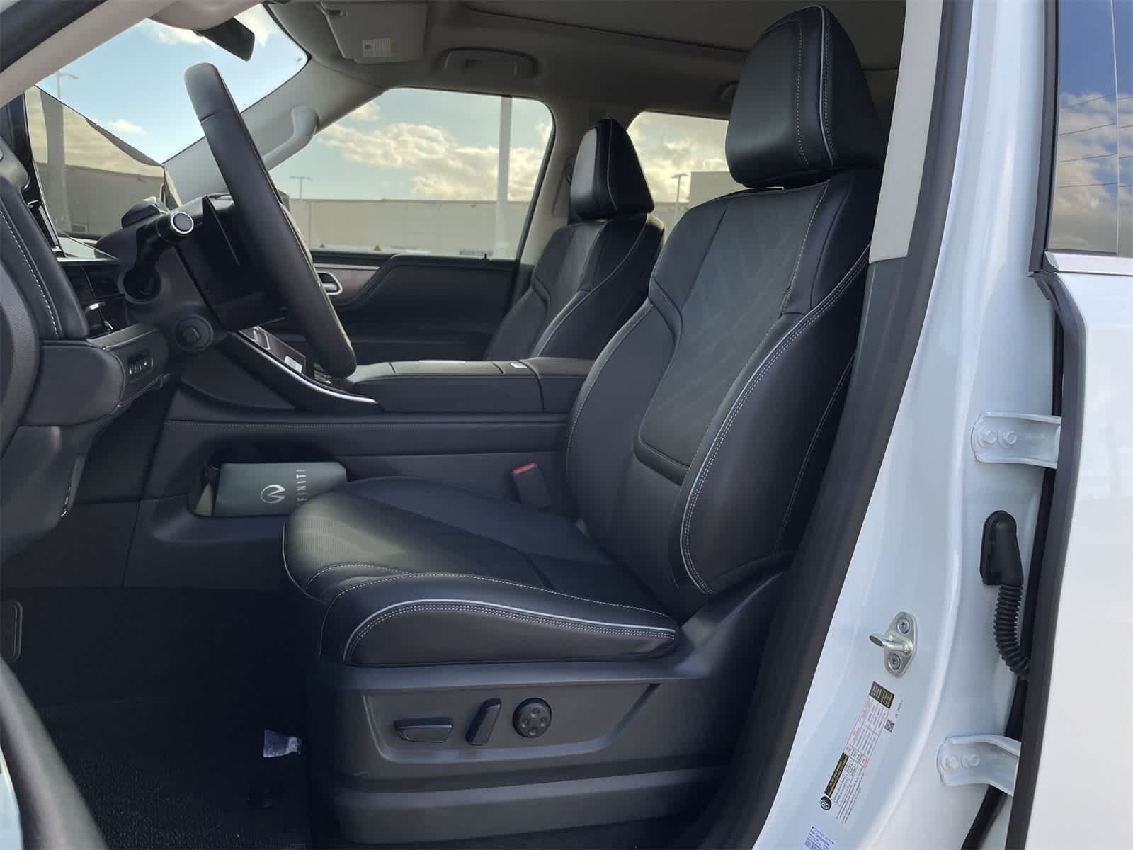 Thumbnail: 2025 INFINITI QX80 - 17