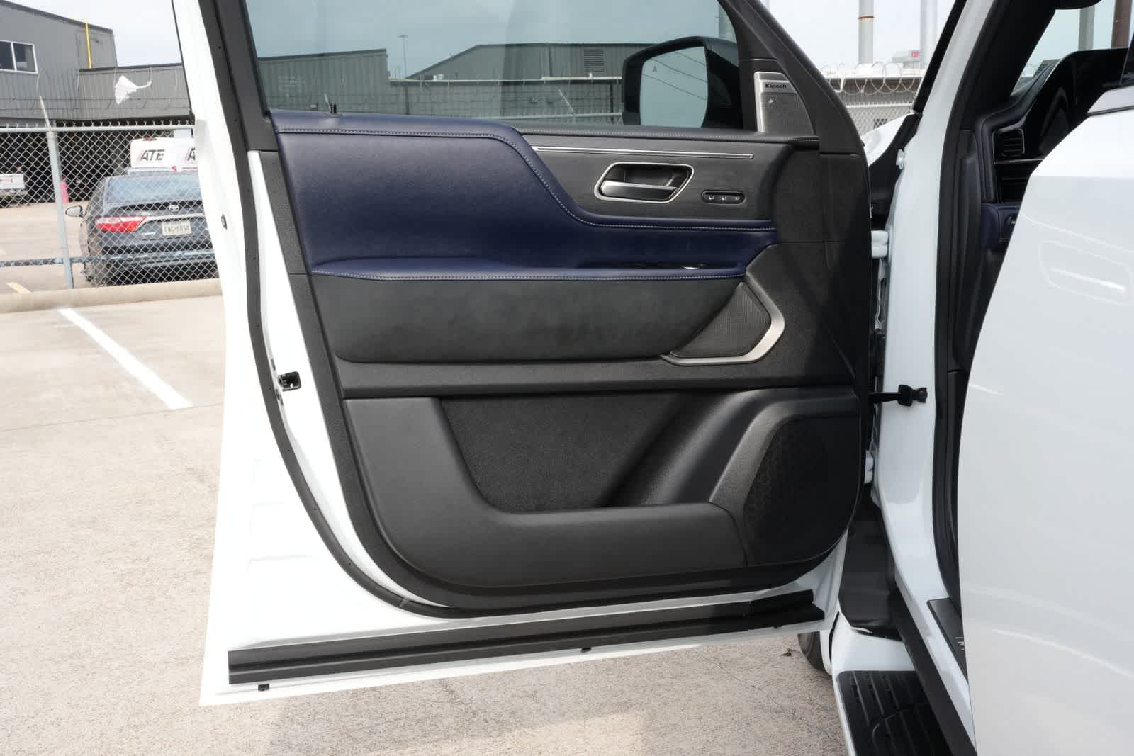 Thumbnail: 2026 INFINITI QX80 - 18