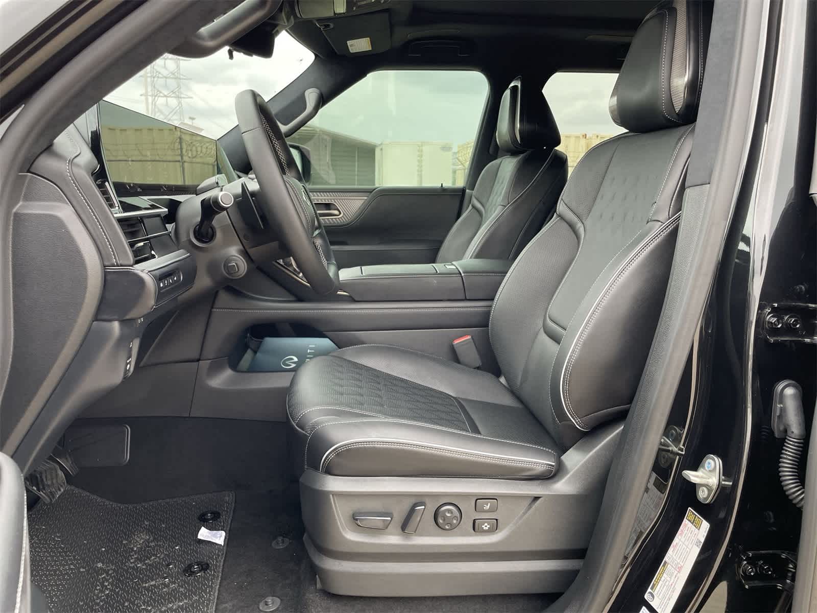 Thumbnail: 2025 INFINITI QX80 - 17