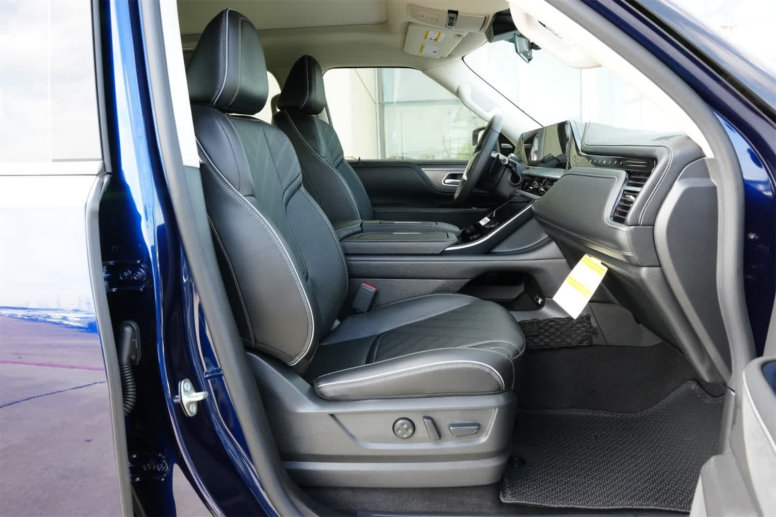 Thumbnail: 2025 INFINITI QX80 - 24