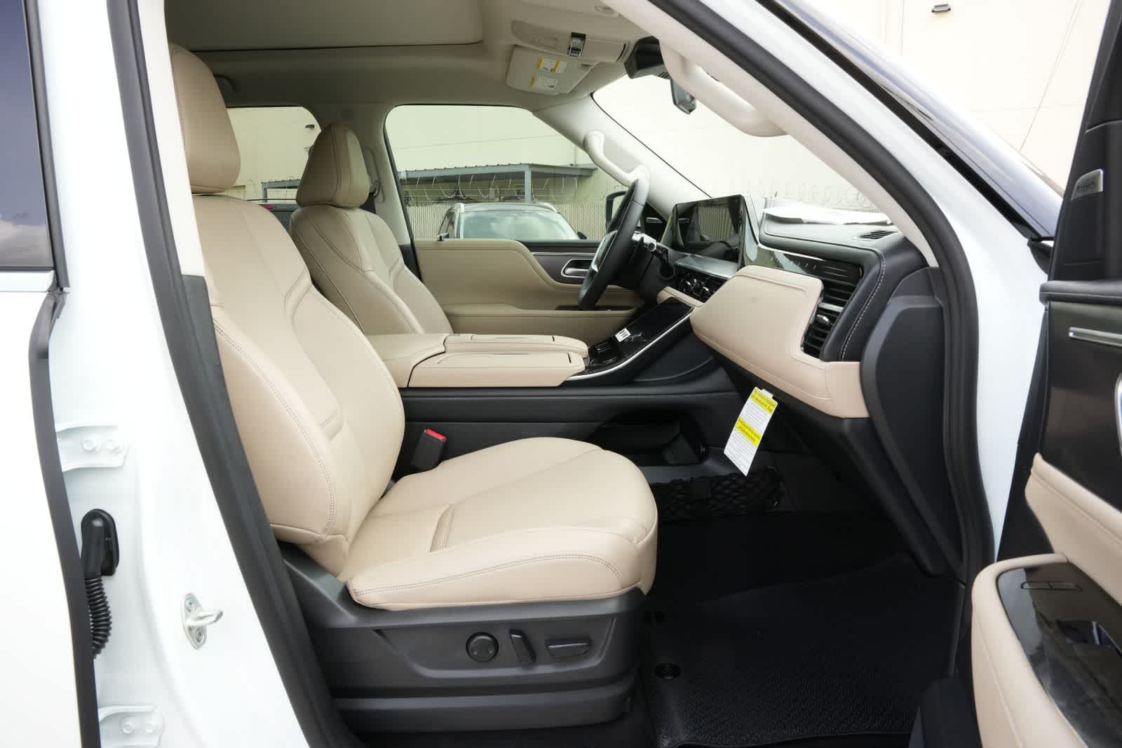 Thumbnail: 2026 INFINITI QX80 - 23