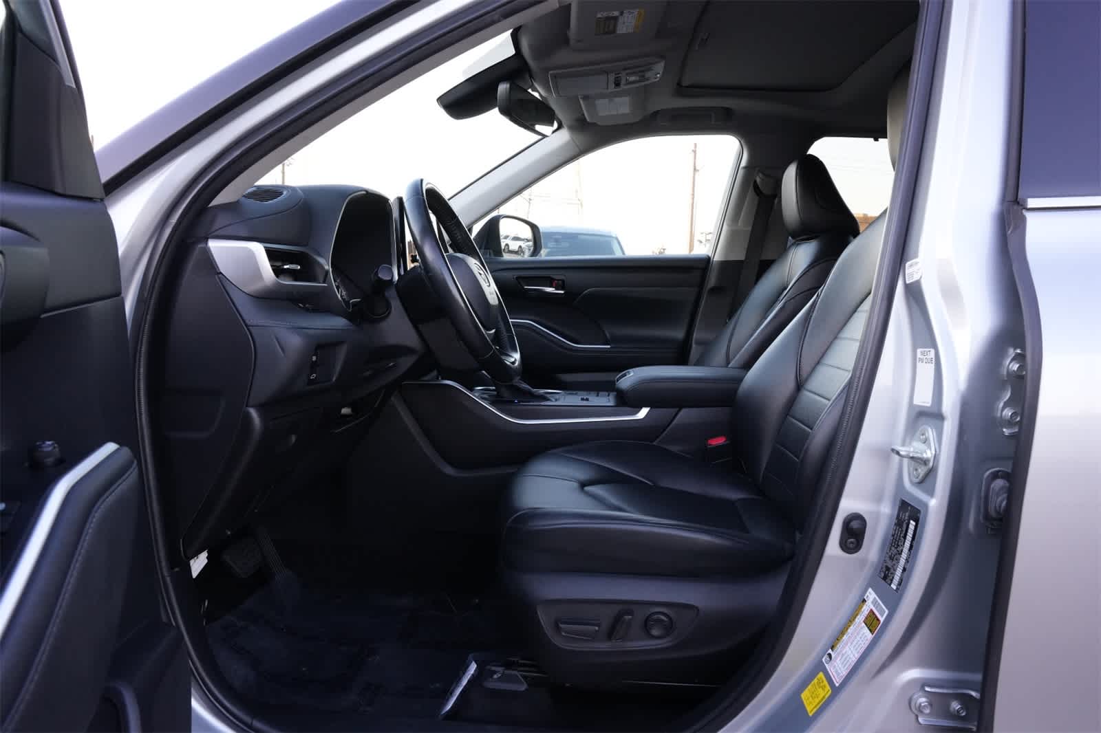 Thumbnail: 2022 Toyota Highlander - 17