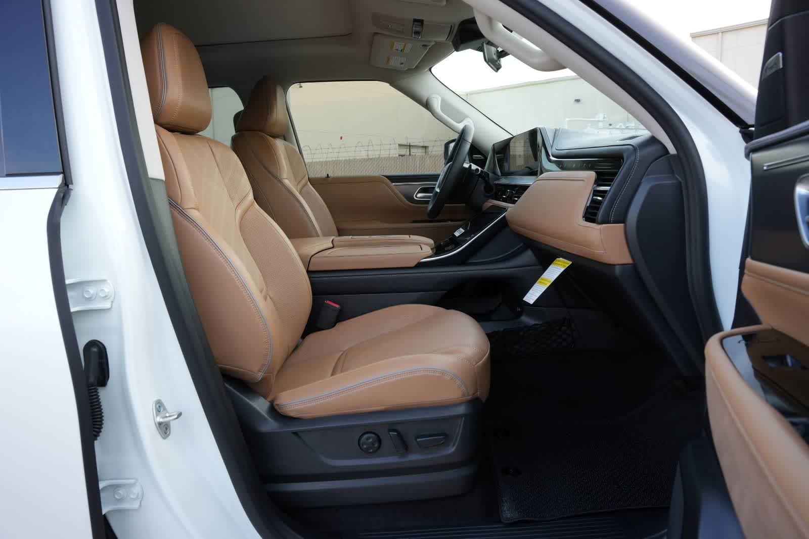 Thumbnail: 2026 INFINITI QX80 - 23