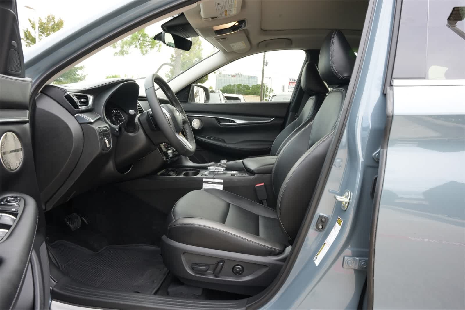 Thumbnail: 2025 INFINITI QX50 - 17