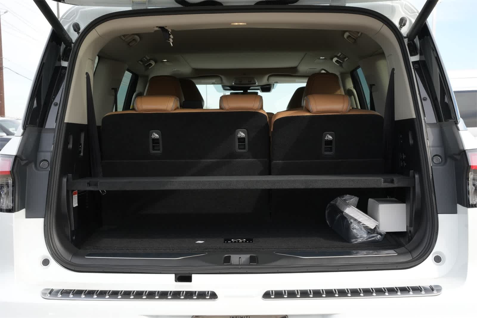 Thumbnail: 2025 INFINITI QX80 - 21