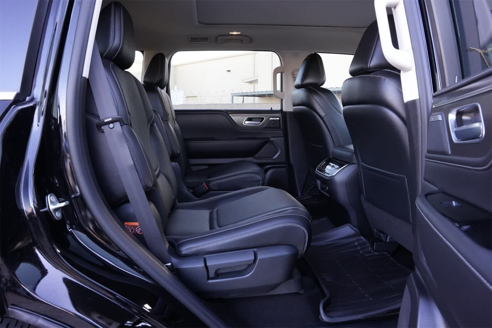 Thumbnail: 2026 INFINITI QX80 - 21