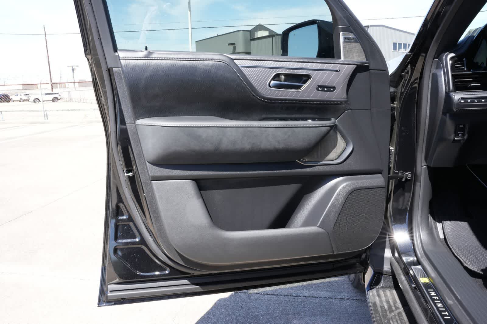 Thumbnail: 2026 INFINITI QX80 - 18