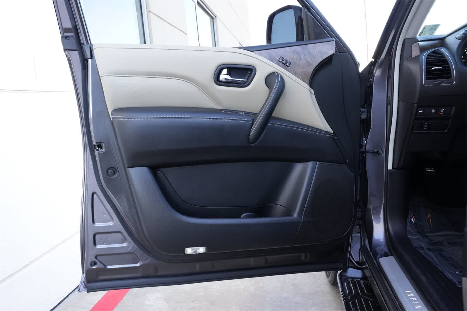 Thumbnail: 2023 INFINITI QX80 - 18