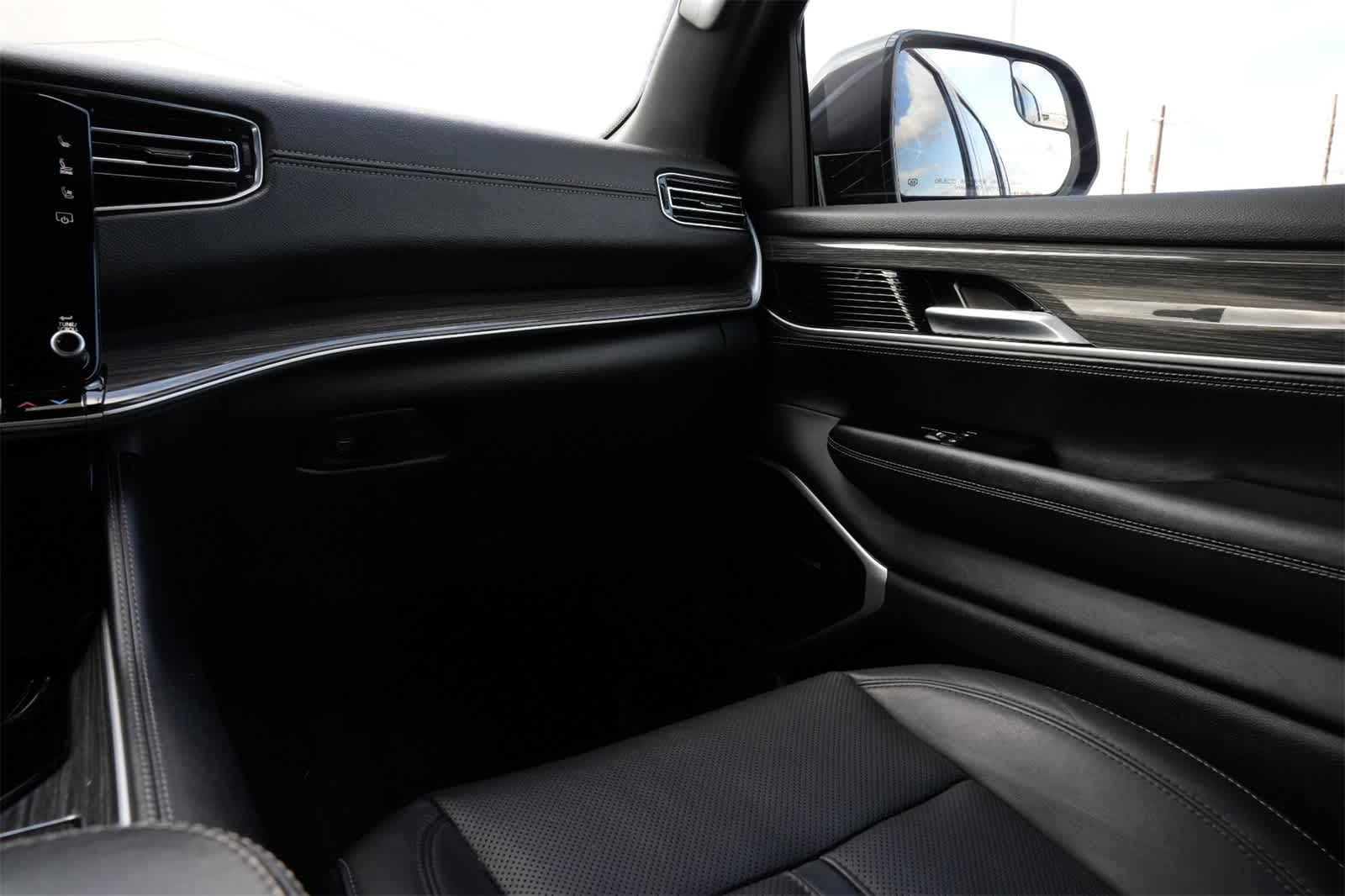 Thumbnail: 2022 Jeep Wagoneer - 8