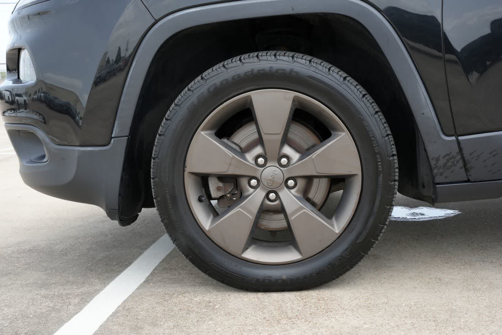 Thumbnail: 2016 Jeep Cherokee - 25