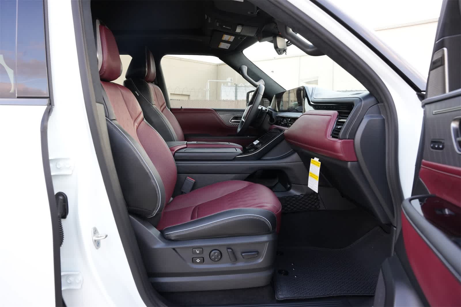 Thumbnail: 2026 INFINITI QX80 - 23