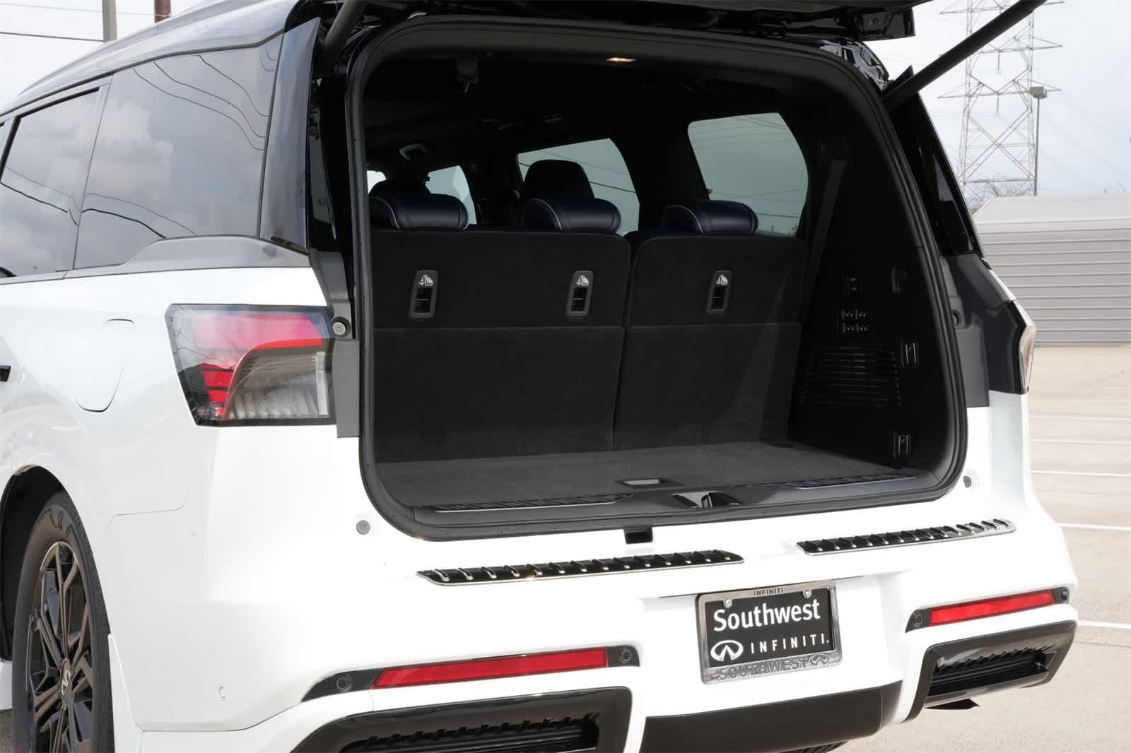 Thumbnail: 2026 INFINITI QX80 - 21