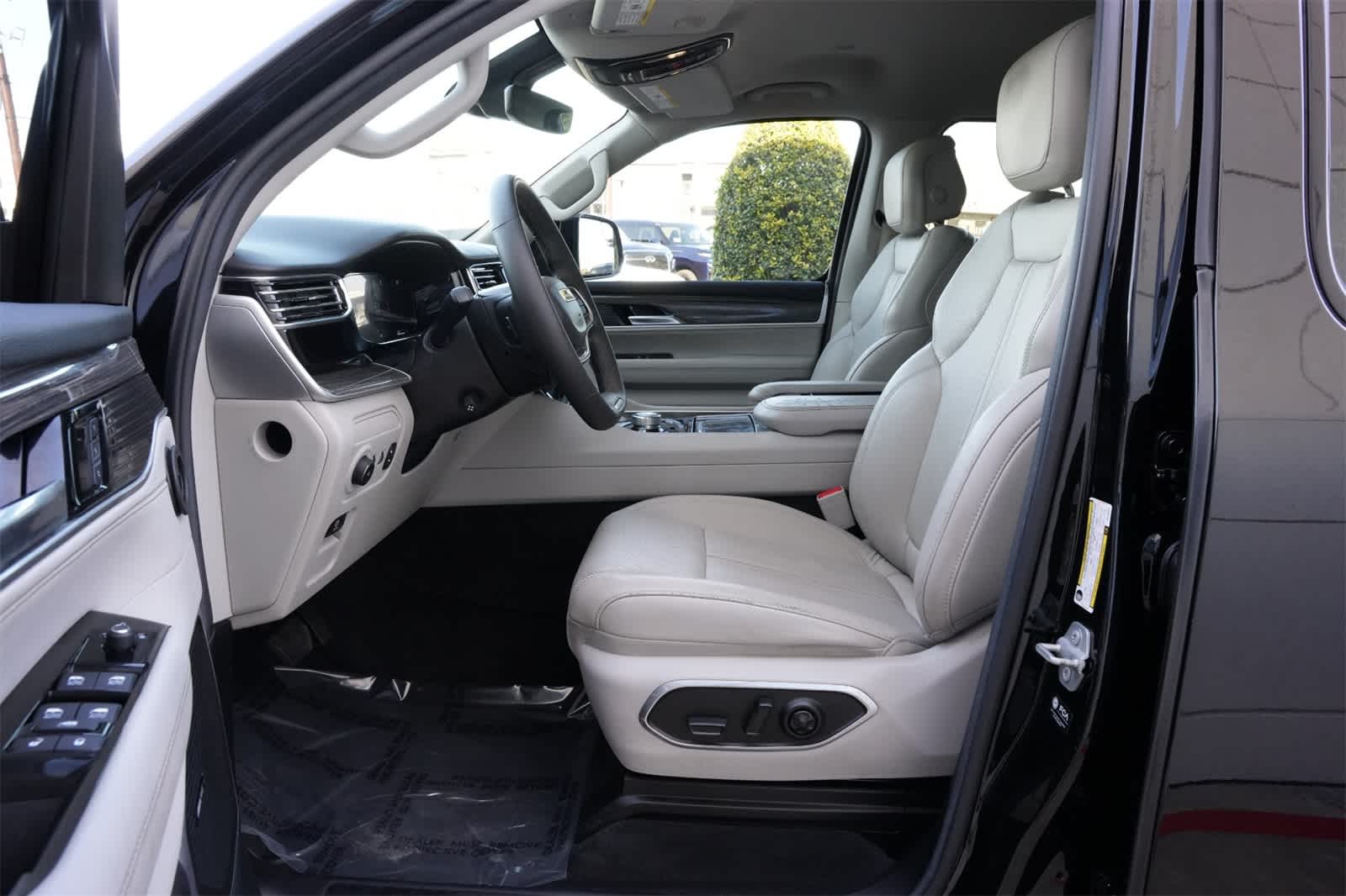 Thumbnail: 2022 Jeep Wagoneer - 17