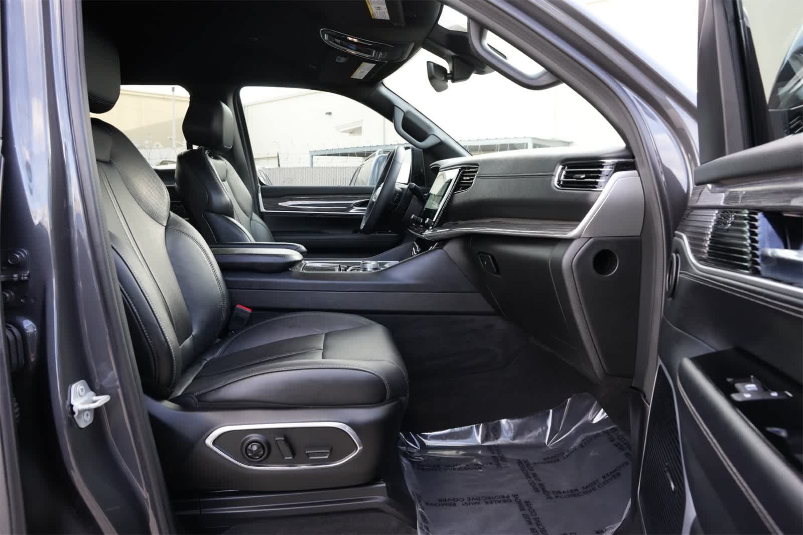 Thumbnail: 2022 Jeep Wagoneer - 23