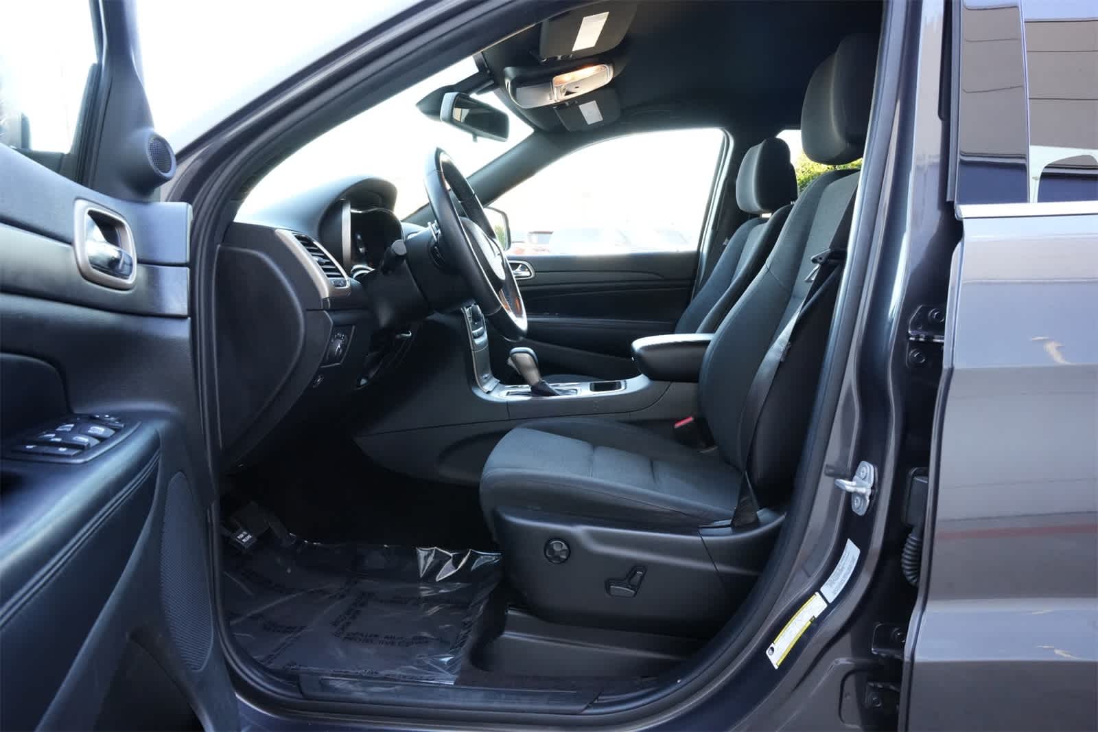 Thumbnail: 2016 Jeep Grand Cherokee - 17