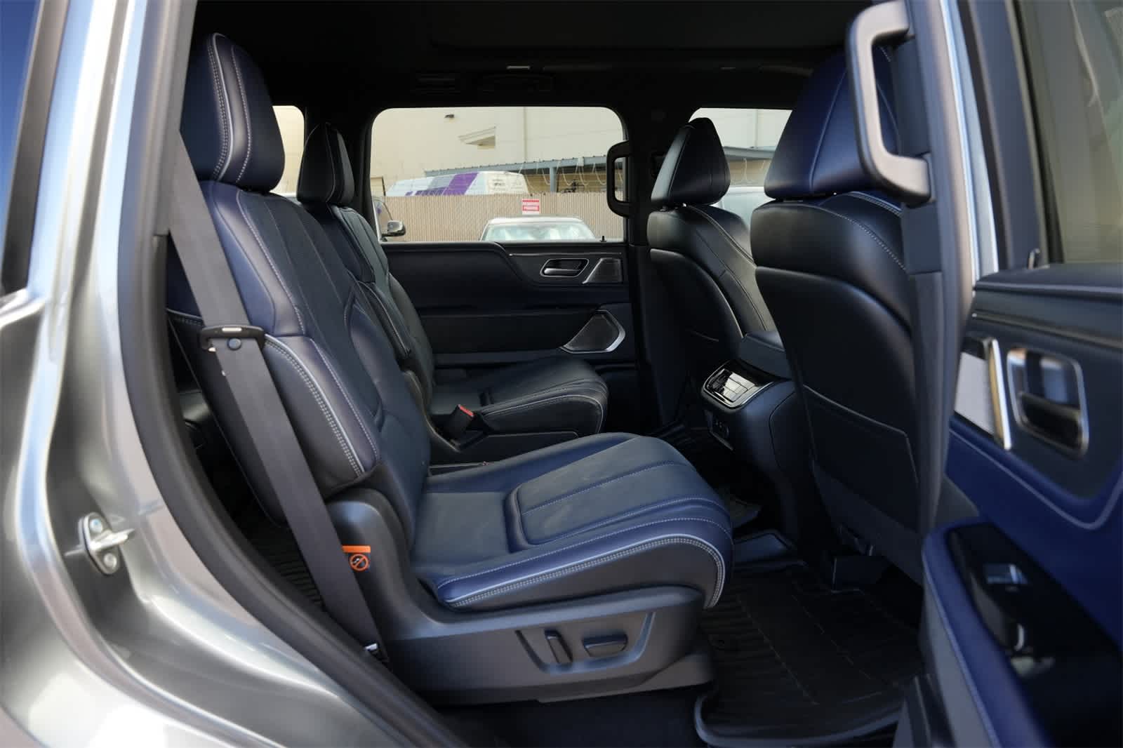 Thumbnail: 2026 INFINITI QX80 - 22