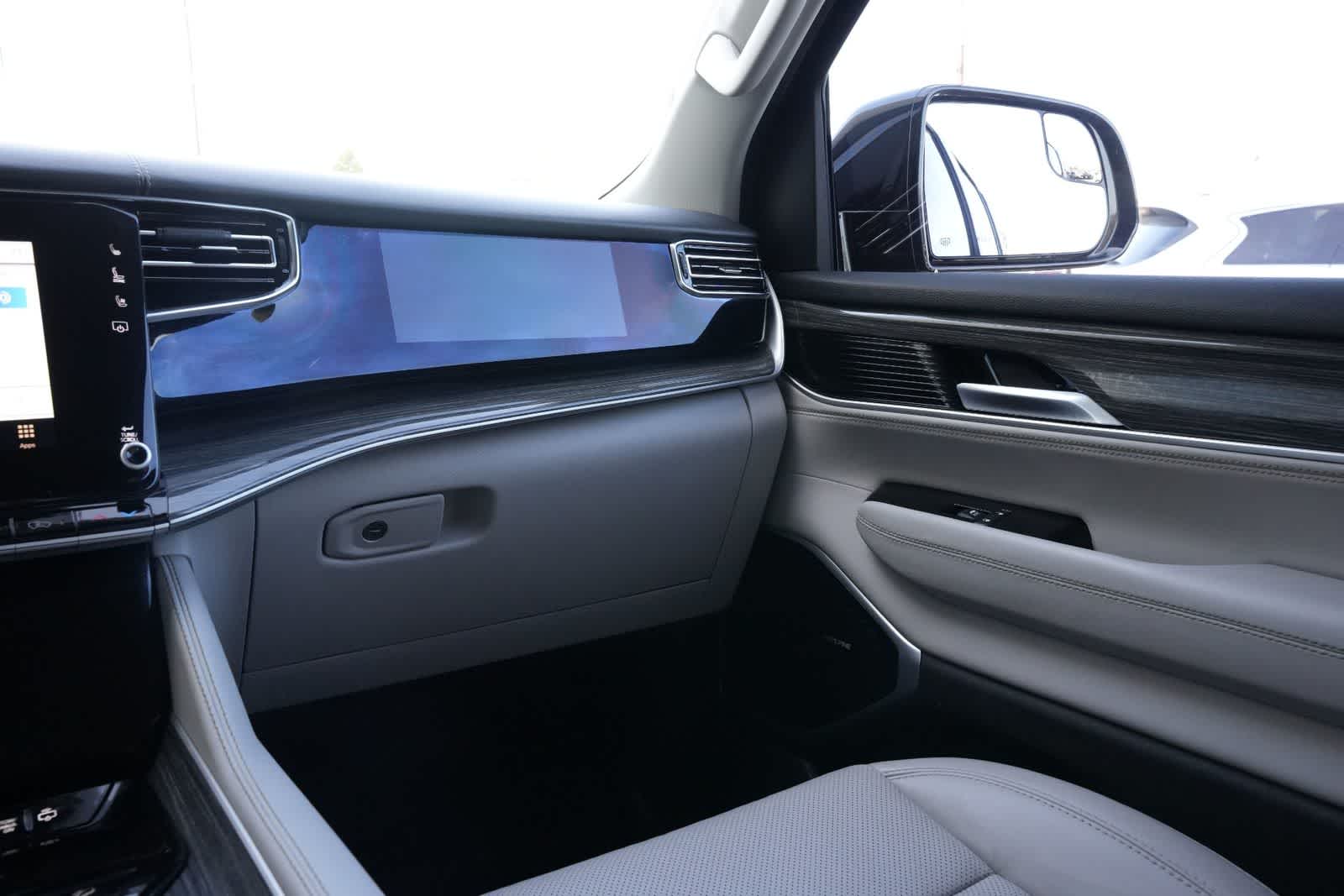 Thumbnail: 2022 Jeep Wagoneer - 8