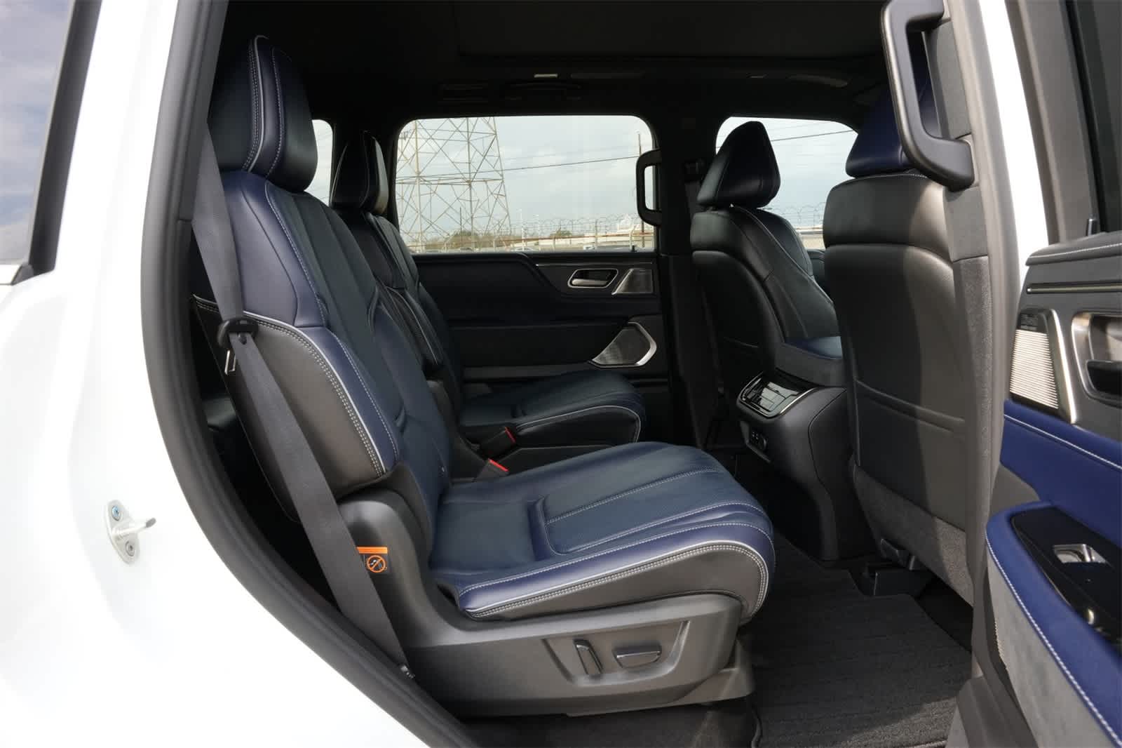 Thumbnail: 2026 INFINITI QX80 - 22