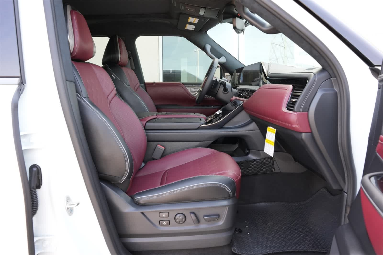 Thumbnail: 2026 INFINITI QX80 - 23