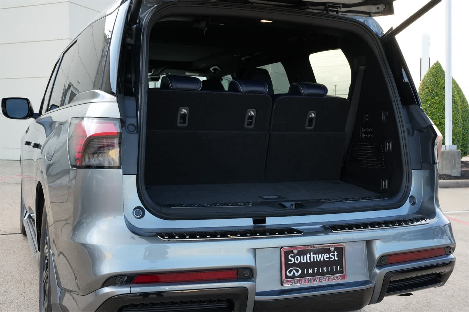 Thumbnail: 2026 INFINITI QX80 - 21