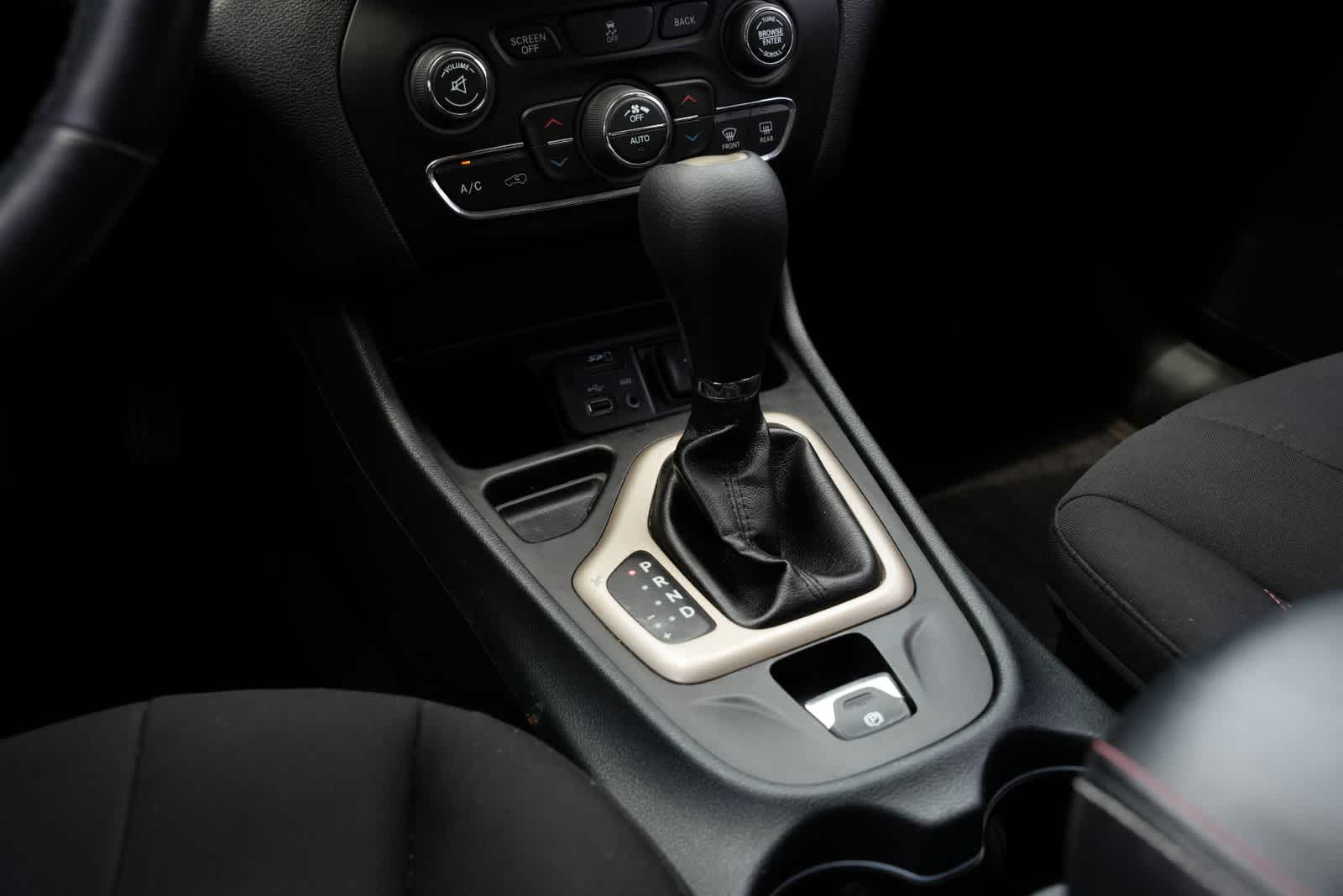 Thumbnail: 2016 Jeep Cherokee - 15