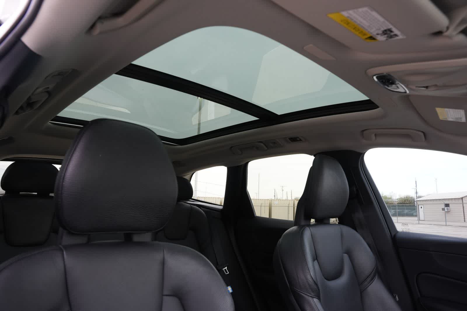 Thumbnail: 2018 Volvo XC60 - 24