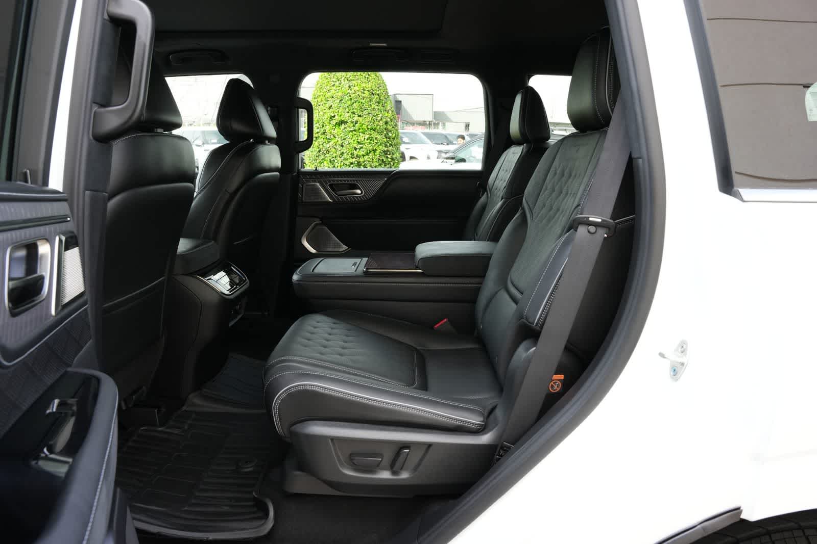 Thumbnail: 2026 INFINITI QX80 - 19