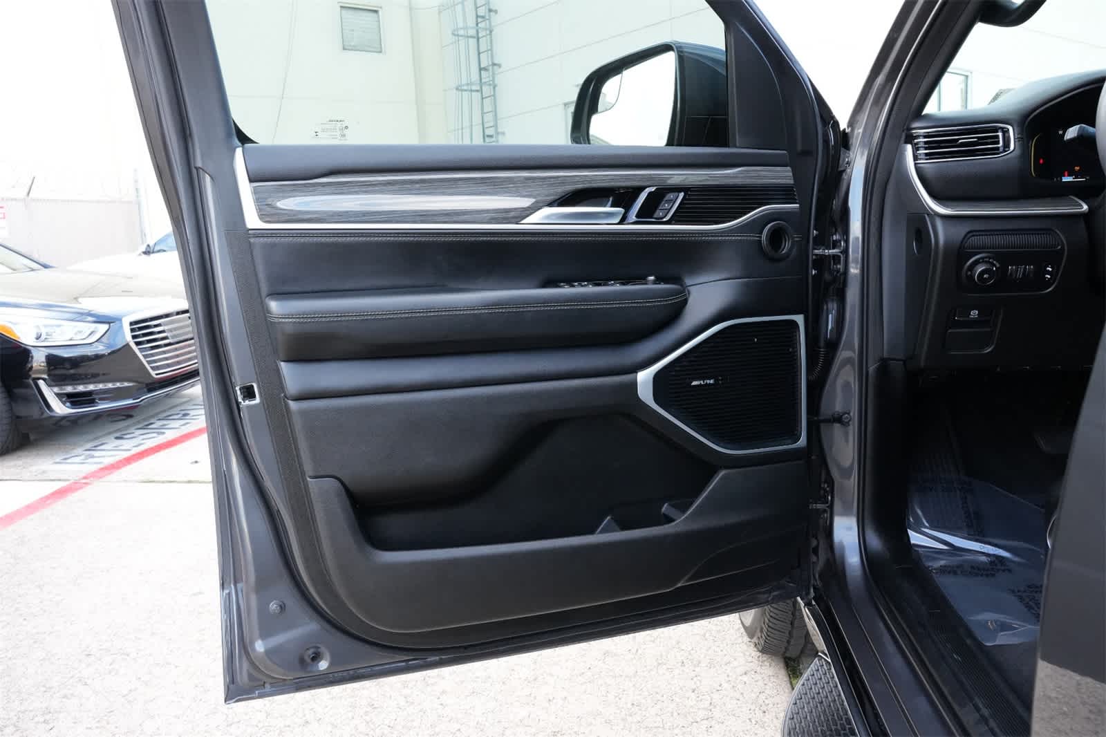 Thumbnail: 2022 Jeep Wagoneer - 18