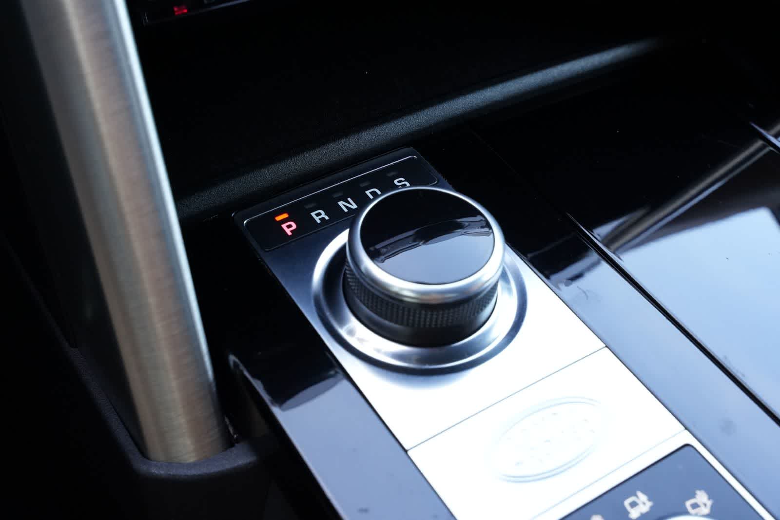 Thumbnail: 2017 Land Rover Discovery - 14