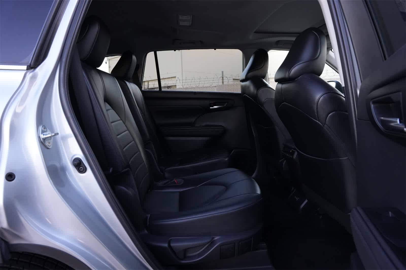 Thumbnail: 2022 Toyota Highlander - 21