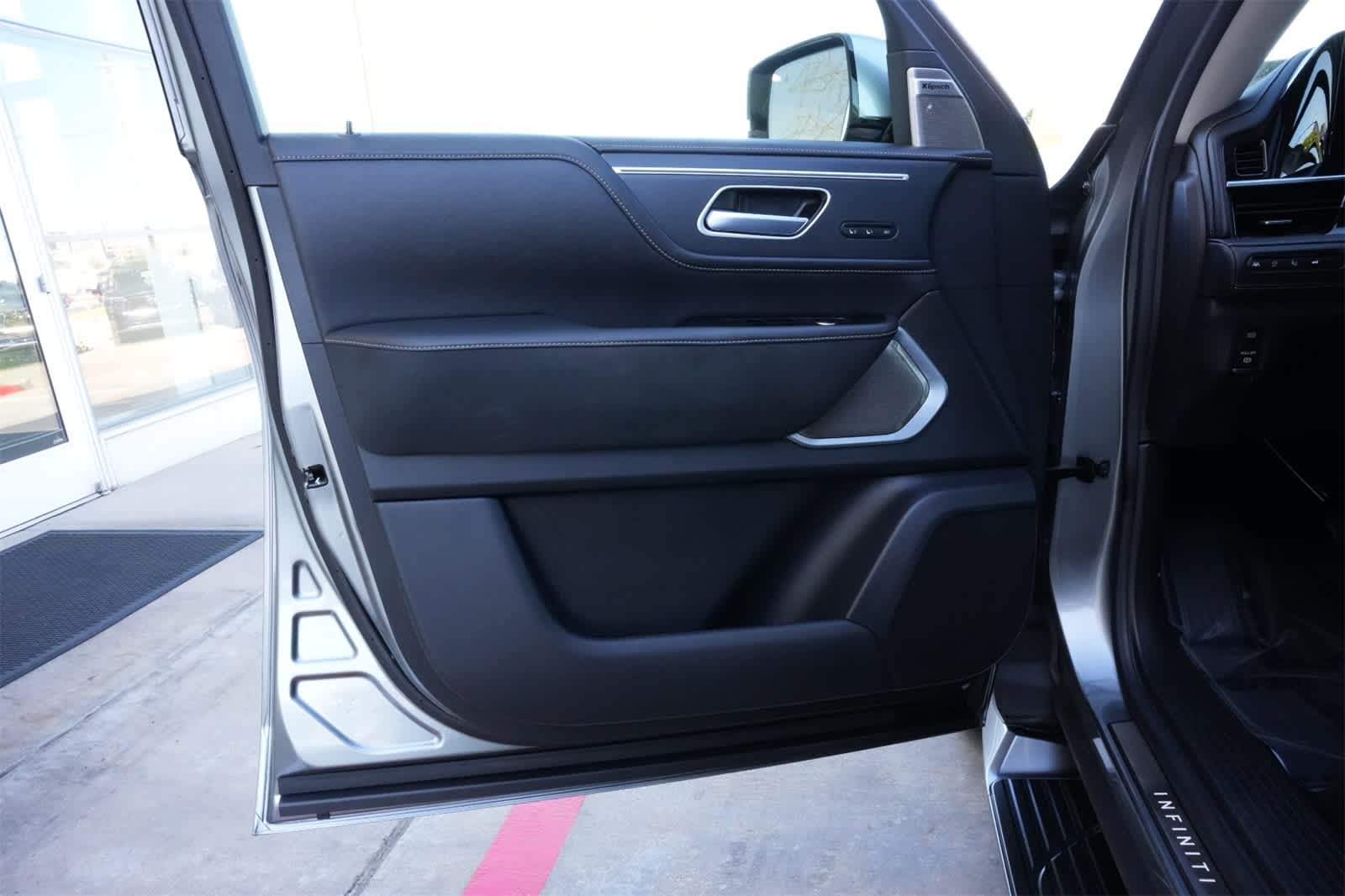 Thumbnail: 2025 INFINITI QX80 - 18