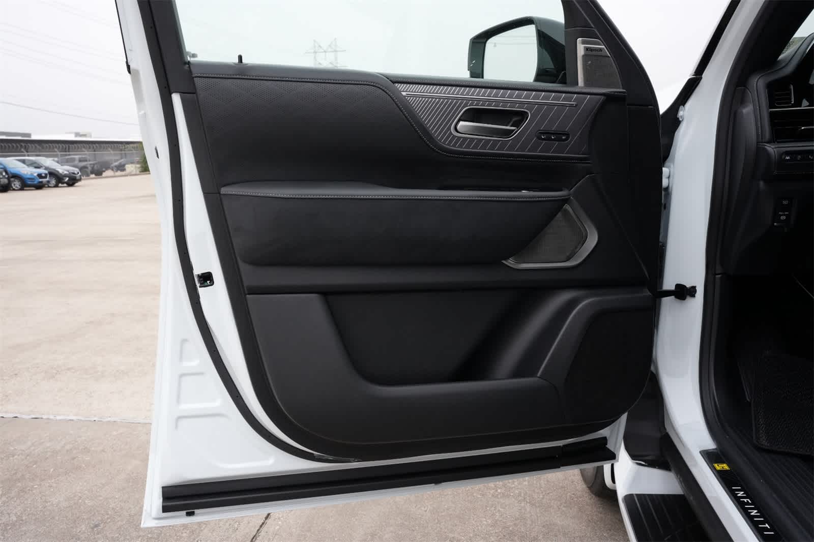 Thumbnail: 2026 INFINITI QX80 - 18