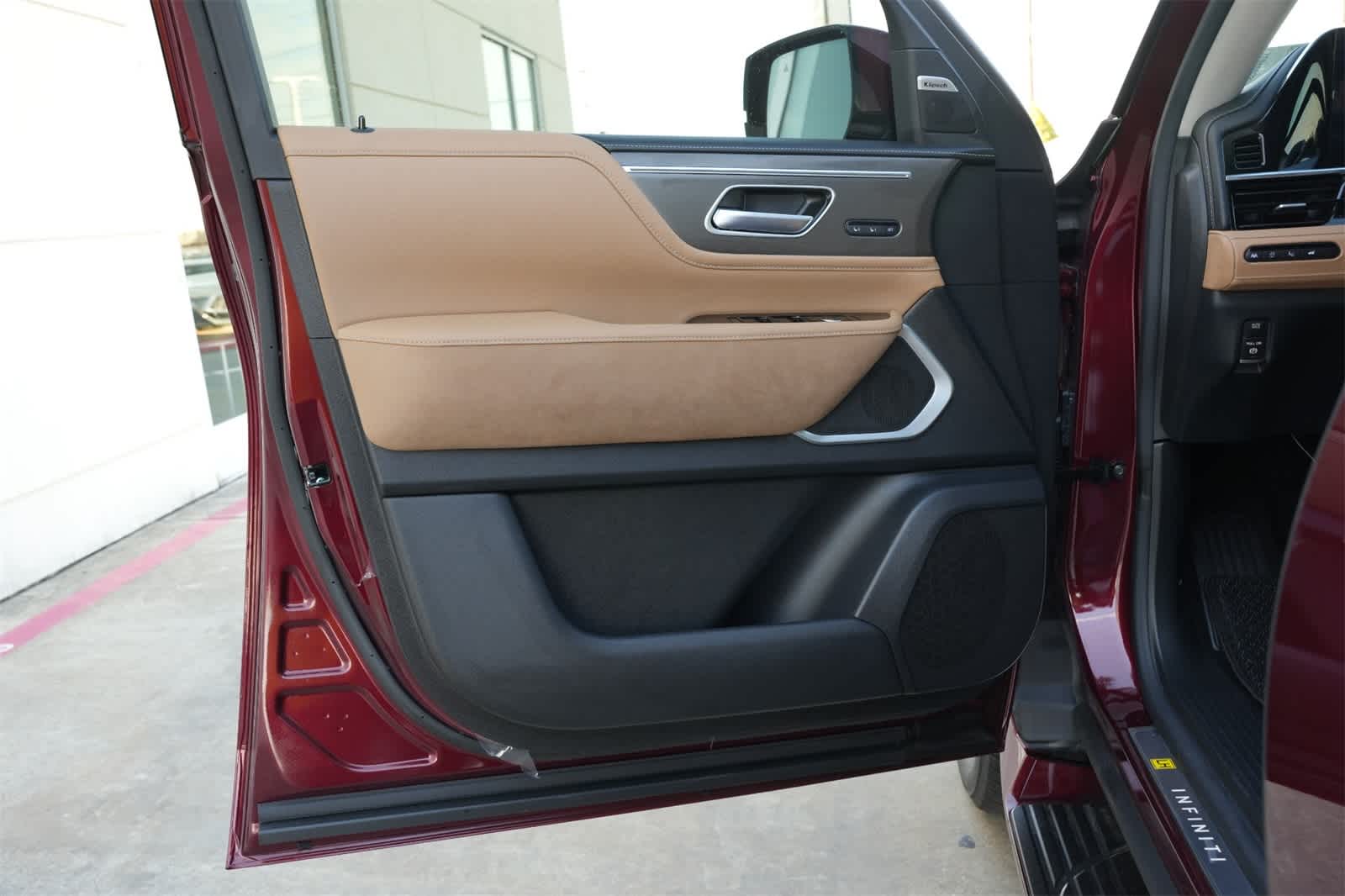 Thumbnail: 2025 INFINITI QX80 - 18