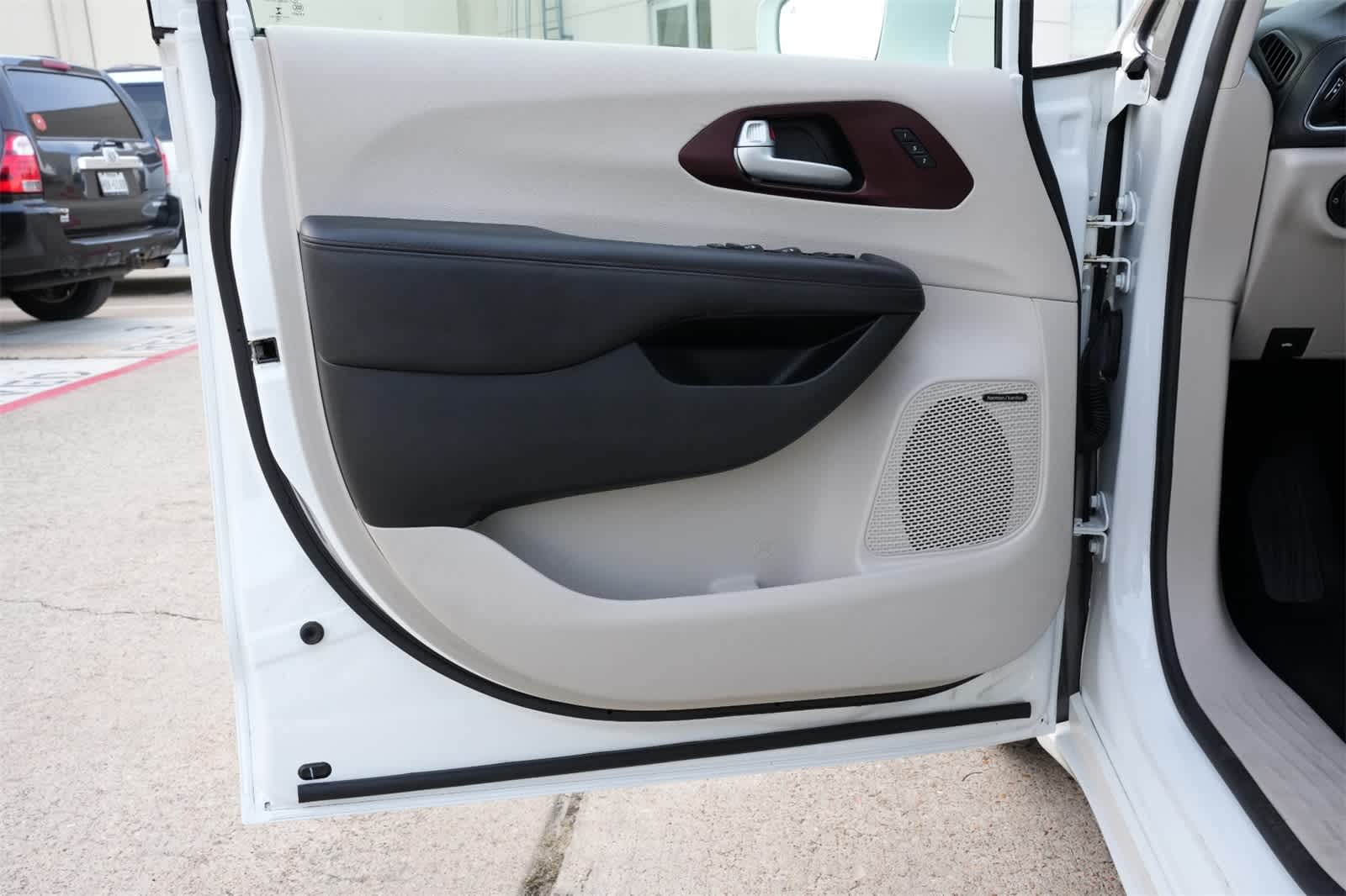 Thumbnail: 2018 Chrysler Pacifica - 18