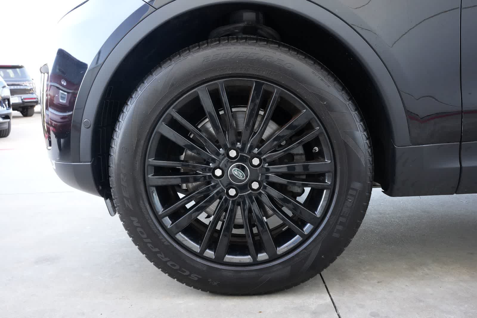 Thumbnail: 2017 Land Rover Discovery - 24