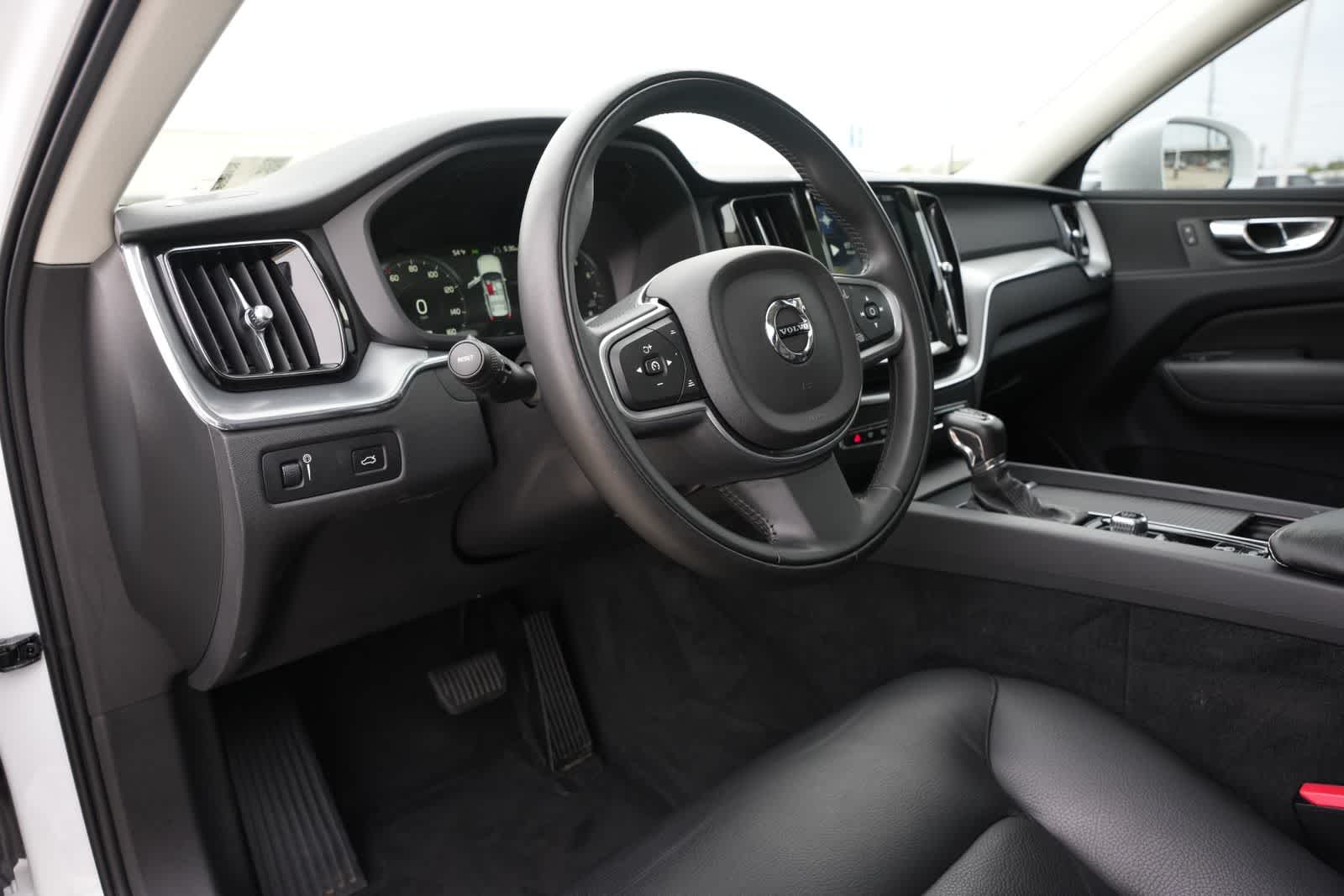 Thumbnail: 2018 Volvo XC60 - 16