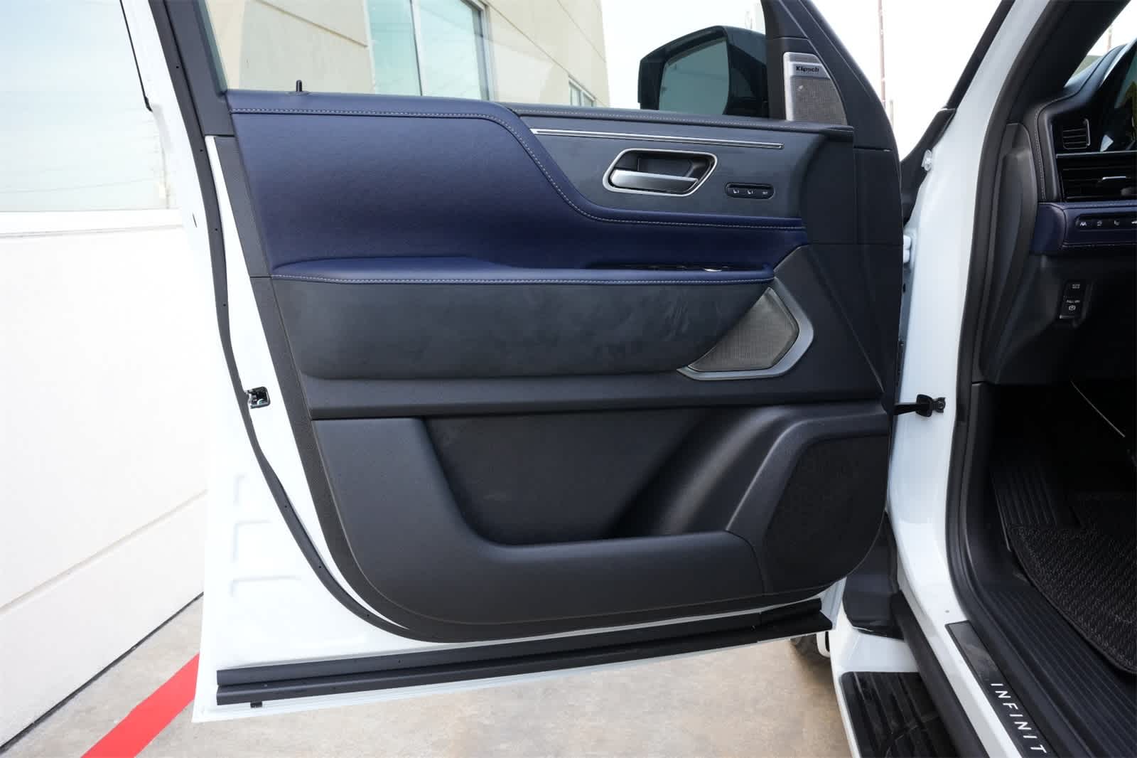 Thumbnail: 2026 INFINITI QX80 - 18