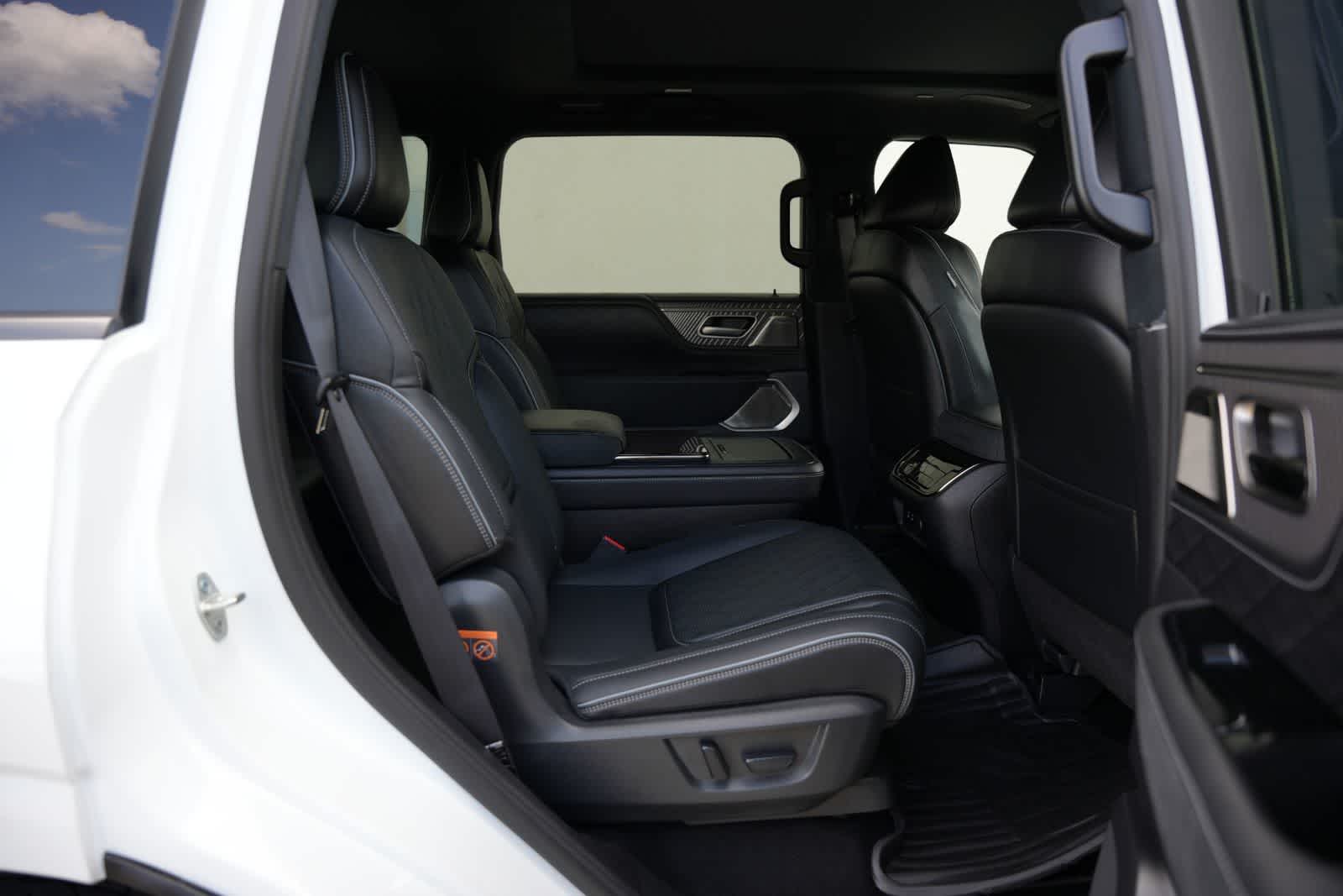 Thumbnail: 2026 INFINITI QX80 - 18