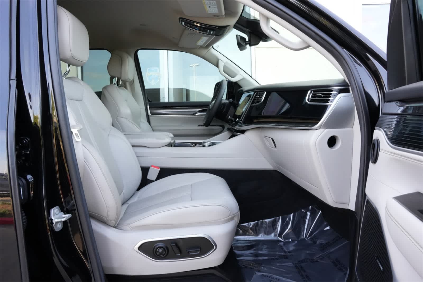 Thumbnail: 2022 Jeep Wagoneer - 23