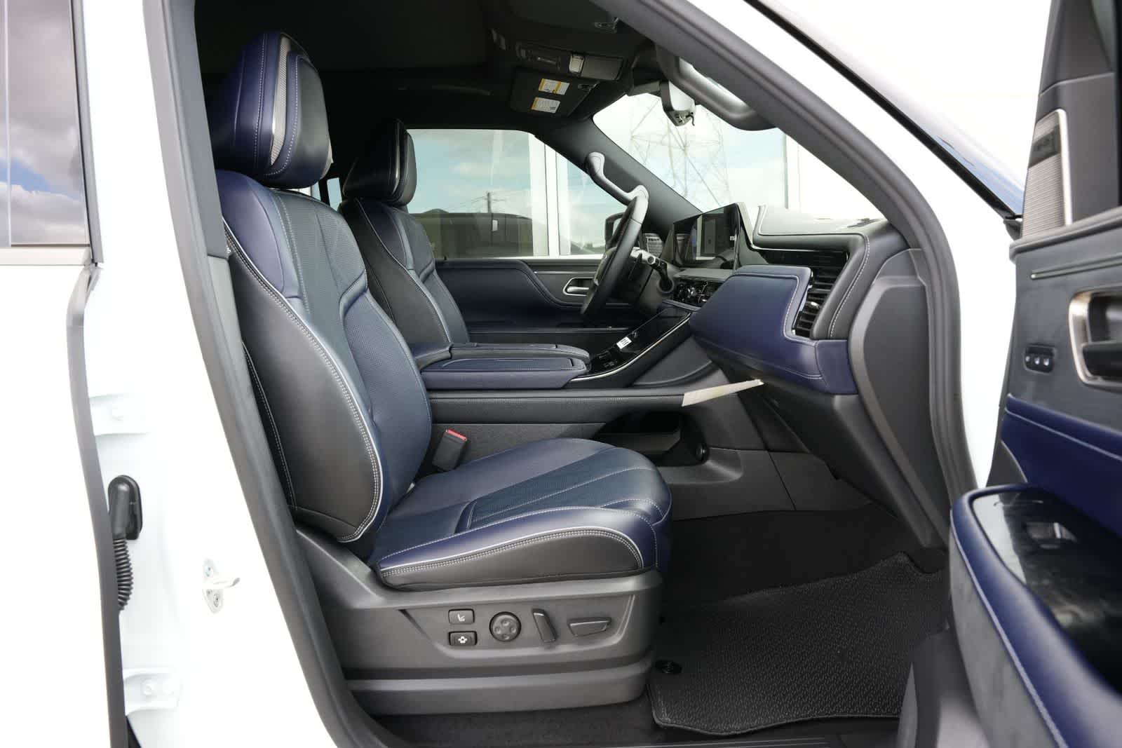 Thumbnail: 2026 INFINITI QX80 - 23